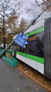 Un stâlp de iluminat a căzut pe un tramvai din Capitală 3 6f676124 9c65 4621 9a9d 23abefd6cfca - Un stâlp de iluminat a căzut pe un tramvai din Capitală
