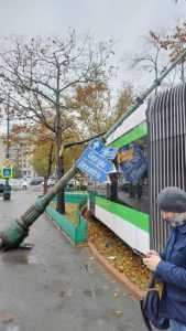 Un stâlp de iluminat a căzut pe un tramvai din Capitală 1 7e1aad28 41c5 45d9 b4e4 1553db7e3d9e - Un stâlp de iluminat a căzut pe un tramvai din Capitală