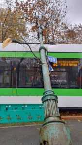 Un stâlp de iluminat a căzut pe un tramvai din Capitală 4 80a18b56 fe13 4fa9 a62b a0441f868771 - Un stâlp de iluminat a căzut pe un tramvai din Capitală
