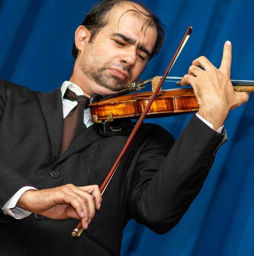 Constantin Mirea - Jazz la Filarmonica Pitești. Invitații serii sunt violonistul Constantin Mirea și pianistul Florin Pană