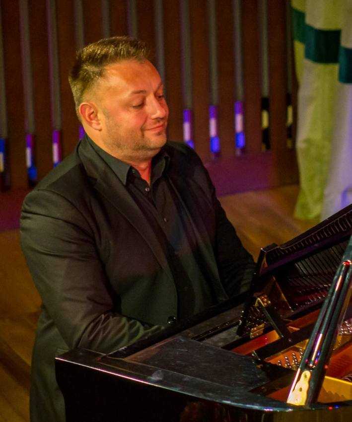 Florin Pana - Jazz la Filarmonica Pitești. Invitații serii sunt violonistul Constantin Mirea și pianistul Florin Pană