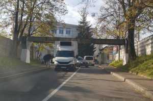 bac9a693 d1ac 4dd1 953c 51cab796d300 - Incident rutier în Pitești! A rămas cu vehiculul blocat sub traversa metalică