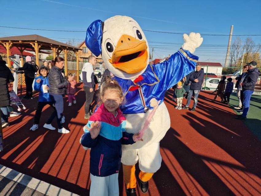 BRADU. Cel mai nou loc de joacă din comună a fost inaugurat 3 la Bradu