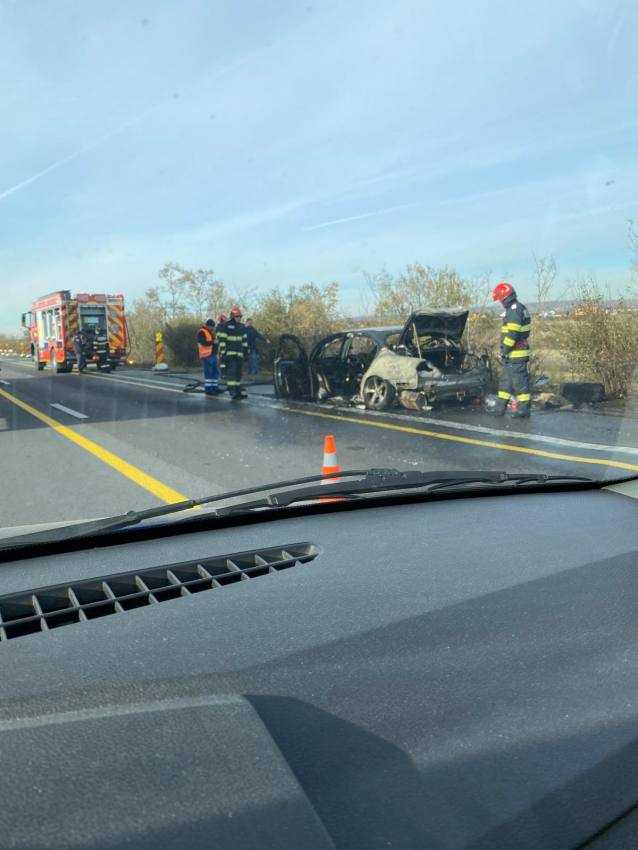Trafic îngreunat pe A1! Incendiu izbucnit la un autoturism 1 WhatsApp Image 2024 11 19 at 14.45.06 - Trafic îngreunat pe A1! Incendiu izbucnit la un autoturism