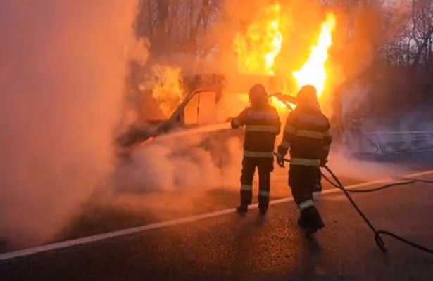 microbuz în flăcări