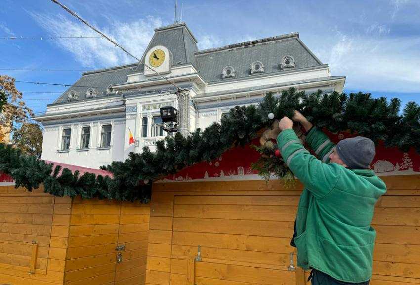 Primaria Pitesti impodobita pregatitri de iarna Sursă foto: FB Primăria Municipiului Pitesti