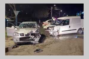 Accident la Curtea de Argeș! Un minor și o femeie au fost transportați la spital! 1 accident masini Argeș