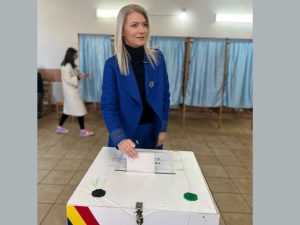 Ministra Justiției, Alina Gorghiu: ”Am votat fără rezerve, fără ezitări, cu toată inima, acasă în Argeș, în Băiculești. Oameni buni, hai la vot!” 1 Sursă. foto: PNL