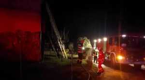 (Video) Arde acoperișul unei locuințe din Curtea de Argeș 1 Incendiu casa Curtea de Argeș