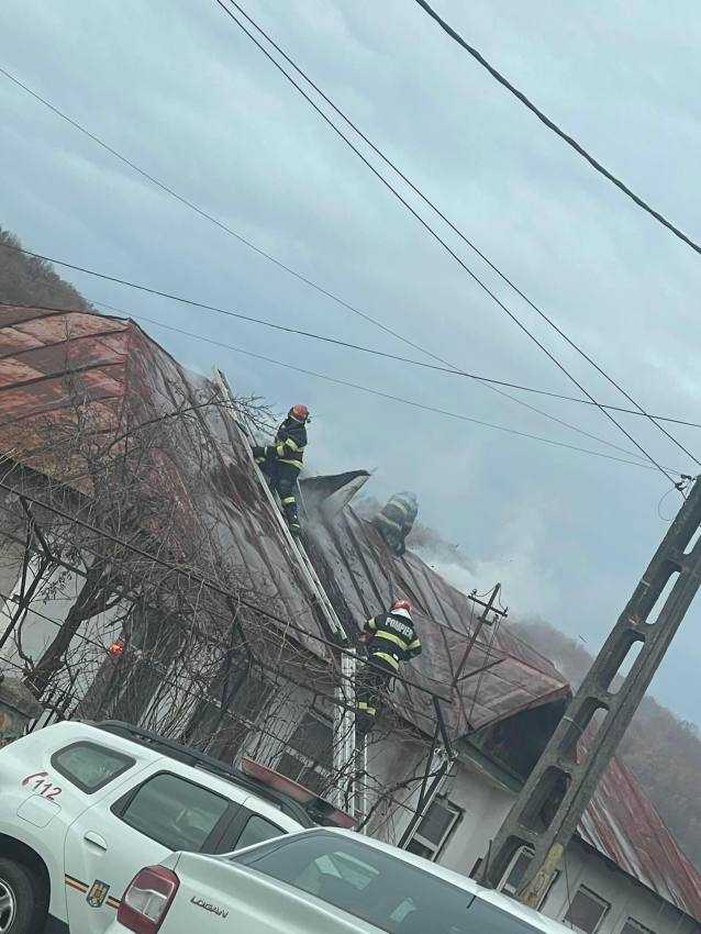 (Video) Incendiu la fosta școală din Drăganu. Pe perioada alegerilor a funcționat o secție de votare 1 incendiu fosta scoala Draganu