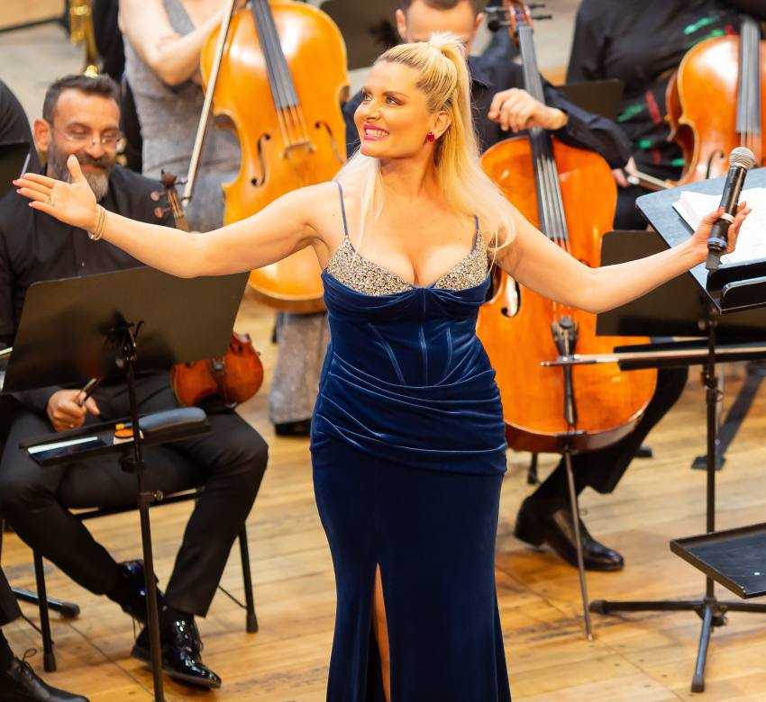 Concert vocal-simfonic extraordinar de Ziua Națională. Iana Novac și Octavian Dobrotă la Filarmonica Pitești 2 Iana Novac - Concert vocal-simfonic extraordinar de Ziua Națională. Iana Novac și Octavian Dobrotă la Filarmonica Pitești