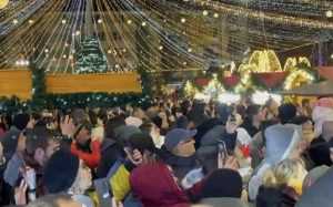 de961a3e a98e 40c6 8597 cc72fdd272ca - (VIDEO) Atmosferă feerică în Pitești! S-a aprins iluminatul festiv