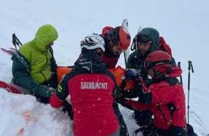 Două persoane, surprinse de o avalanșă în zona Bâlea Lac! O femeie îngropată complet sub zăpadă 1 whatsapp image 2024 11 30 at 13 23 48 - Două persoane, surprinse de o avalanșă în zona Bâlea Lac! O femeie îngropată complet sub zăpadă