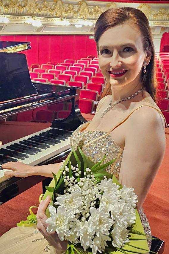 La Filarmonica Pitești. Poveste de iubire într-o atmosferă vieneză! 1 Oana Berbec - La Filarmonica Pitești. Poveste de iubire într-o atmosferă vieneză!