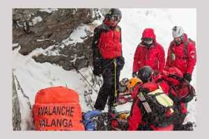Cetățean ucrainean găsit decedat pe munte. Opt persoane salvate în ultimele 24 de ore 1 Salvamont persoane salvate munte