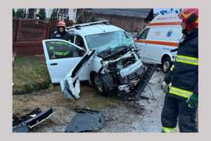 A lovit un gard și un cap de pod la Coșești! Trei victime transportate la spital 1 accdent masina Cosesti Argeș