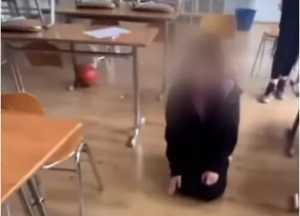 cats - Incident șocant într-o școală din România! Elevă pusă de colege să meargă în genunchi și să latre