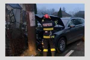 accident masina stalp Arefu