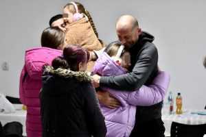 469891570 568196459513707 4240075326871794927 n 1 - Magia Crăciunului în Penitenciarul Mioveni! Deținuții au împodobit bradul alături de copiii lor