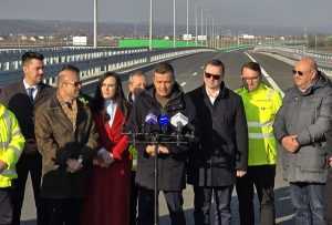 Primii 15,7 km din secţiunea 5 a autostrăzii Sibiu-Piteşti, inaugurați astăzi, cu 8 luni mai devreme 19 edb703d6 d29f 4b3f 916f 7777f01a1ca7 - Primii 15,7 km din secţiunea 5 a autostrăzii Sibiu-Piteşti, inaugurați astăzi, cu 8 luni mai devreme