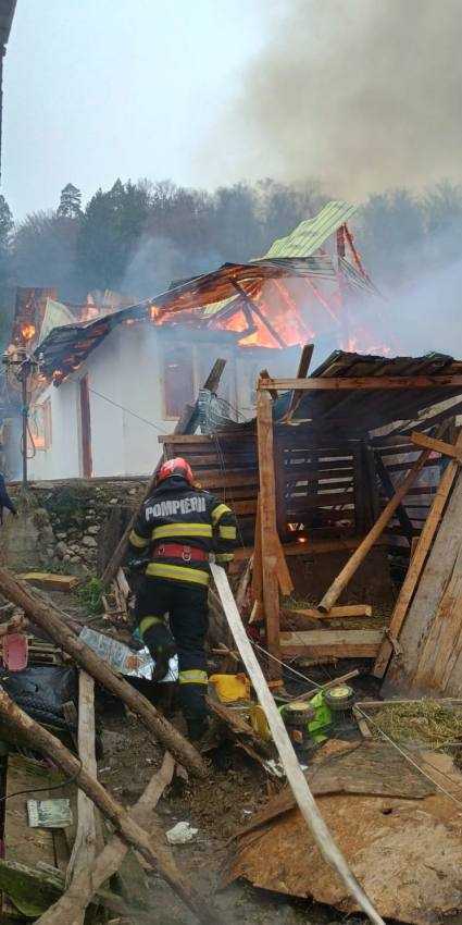 Incendiu într-o gospodărie din Argeș. Trei locuințe și o anexă în flăcări! 1 WhatsApp Image 2024 12 14 at 15.02.50 - Incendiu într-o gospodărie din Argeș. Trei locuințe și o anexă în flăcări!