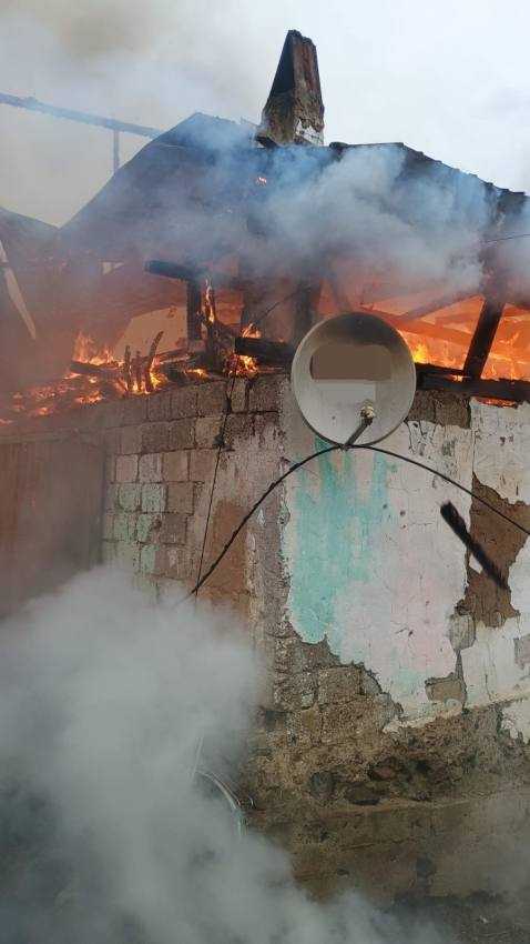 Incendiu într-o gospodărie din Argeș. Trei locuințe și o anexă în flăcări! 2 WhatsApp Image 2024 12 14 at 15.03.14 - Incendiu într-o gospodărie din Argeș. Trei locuințe și o anexă în flăcări!
