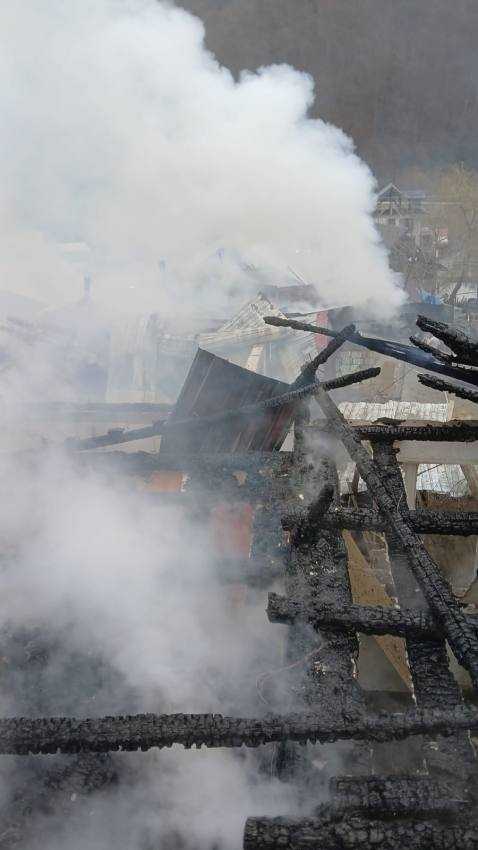 Incendiu într-o gospodărie din Argeș. Trei locuințe și o anexă în flăcări! 3 WhatsApp Image 2024 12 14 at 15.03.31 - Incendiu într-o gospodărie din Argeș. Trei locuințe și o anexă în flăcări!