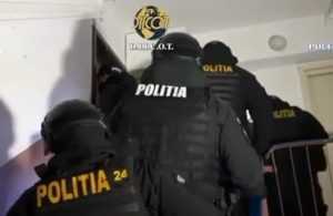 cats - Percheziții în Argeș și în țară la traficanții de migranți