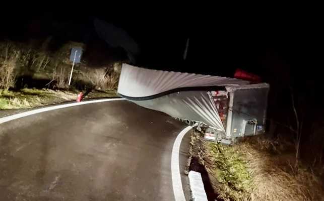 TIR răsturnat pe DN 7