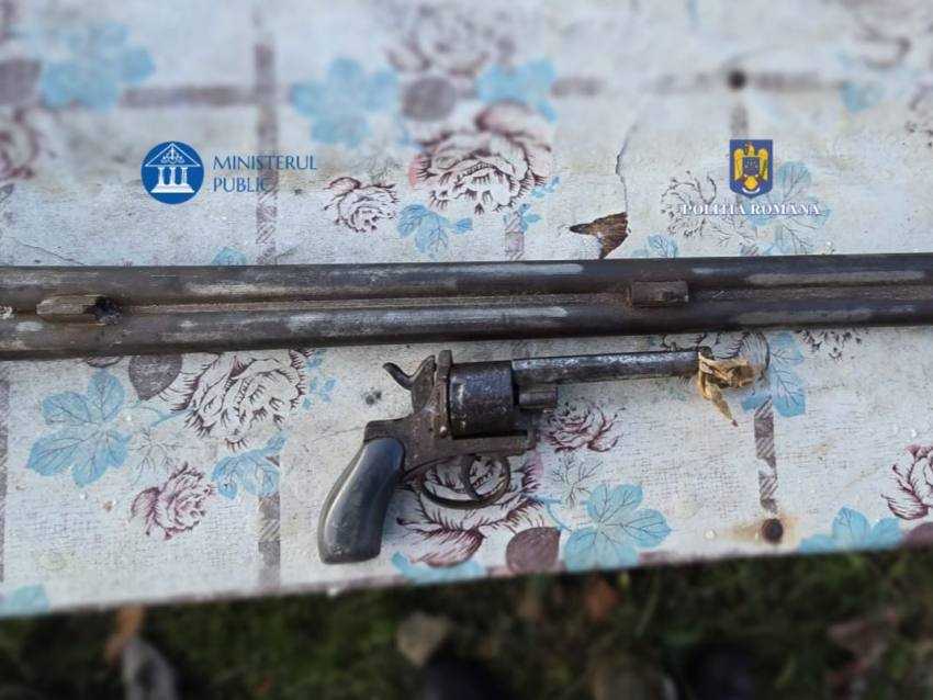 ARGEȘ. Arme, muniții și componente de arme deținute nelegal descoperite de polițiști 3 arme perchezitie Argeș