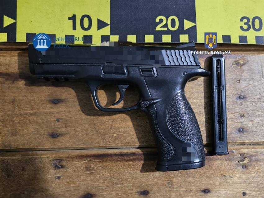 ARGEȘ. Arme, muniții și componente de arme deținute nelegal descoperite de polițiști 2 arme perchezitie Argeș
