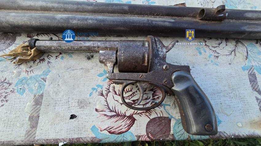 ARGEȘ. Arme, muniții și componente de arme deținute nelegal descoperite de polițiști 1 arme perchezitie Argeș