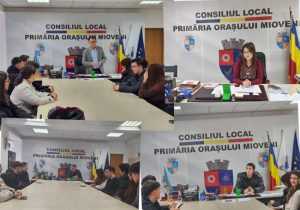 Este comod scaunul? Elevii de la ”Iulia Zamfirescu”, pe locul primarului de la Mioveni 1 Sursă foto: FB Primăria Orașului Mioveni.