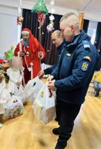 470681249 923113696589523 3967550136027468575 n - Jandarmii argeșeni, ajutoarele lui Moș Crăciun! Daruri pentru copiii nevoiași