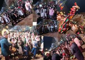 În Piața Primăriei. Grupurile de colindători ai Centrului Județean de Cultură și Arte Argeș au celebrat tradiția 5 Sursă foto: FB Cristian Gentea.