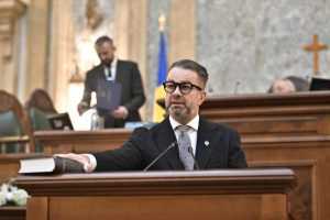 Senatorul Ovidiu Puiu a depus jurământul. ”Voi activa în perioada următoare în cadrul a trei comisii ale Senatului României” 1 Sursă foot: FB Ovidiu Puiu