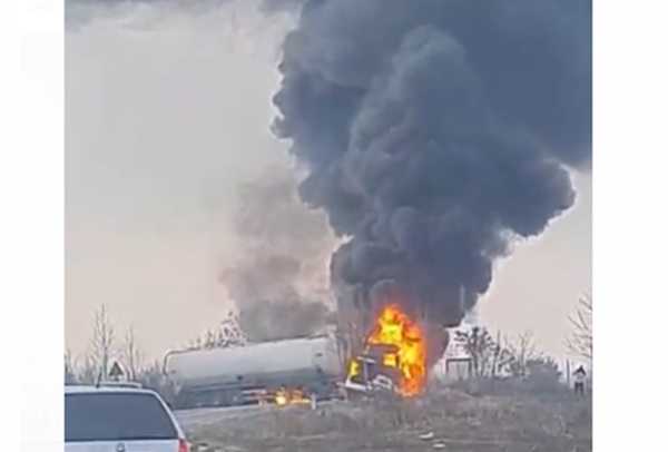 cats cats 1 - (Video) Incendiu puternic lângă o benzinărie din Pitești. Clădire înghițită de flăcări!