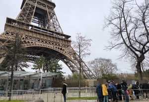 Incendiu la Turnul Eiffel. Peste o mie de turişti au fost evacuaţi 1 Gfjr31pWcAAeJcy - Incendiu la Turnul Eiffel. Peste o mie de turişti au fost evacuaţi