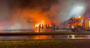 jhj - (Video) Incendiu puternic lângă o benzinărie din Pitești. Clădire înghițită de flăcări!