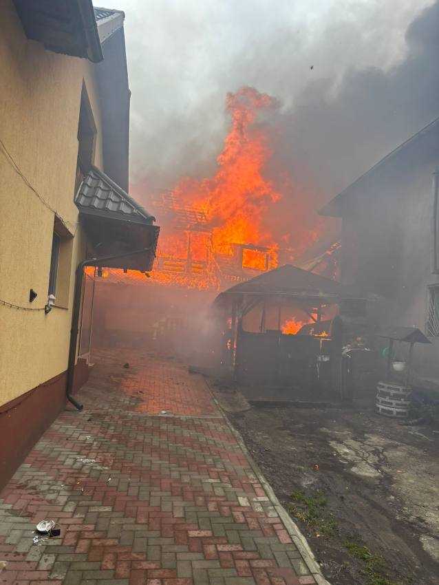 Incendiu puternic în comuna Lerești! Mai multe locuințe afectate! 1 WhatsApp Image 2024 12 25 at 13.59.19 - Incendiu puternic în comuna Lerești! Mai multe locuințe afectate!