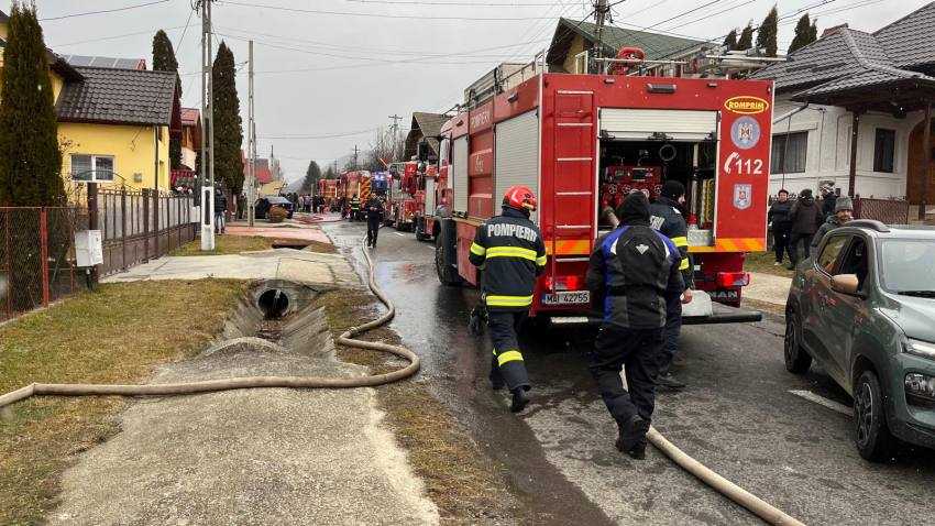 WhatsApp Image 2024 12 25 at 14.05.51 1 - Incendiu puternic în comuna Lerești! Mai multe locuințe afectate!