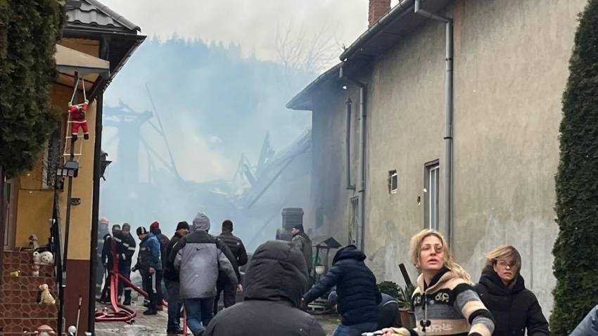 WhatsApp Image 2024 12 25 at 14.05.52 1 - Incendiu puternic în comuna Lerești! Mai multe locuințe afectate!