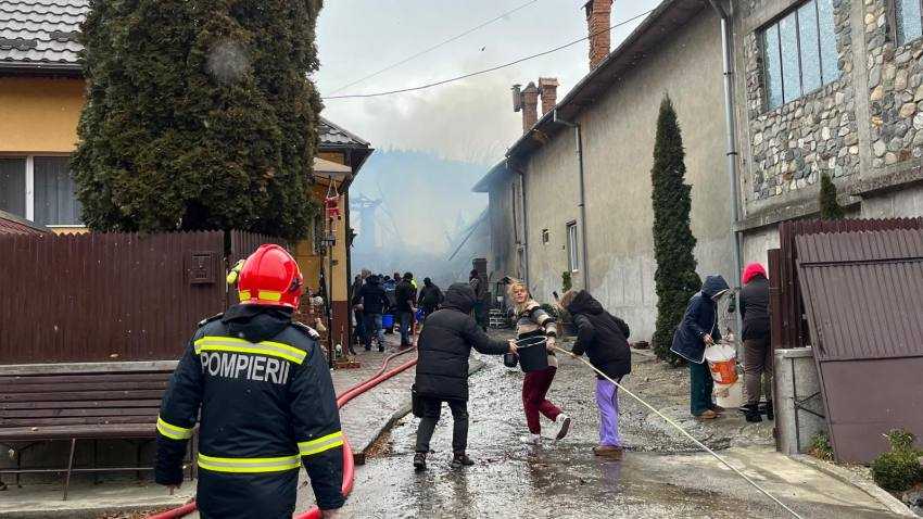 WhatsApp Image 2024 12 25 at 14.05.52 2 - Incendiu puternic în comuna Lerești! Mai multe locuințe afectate!