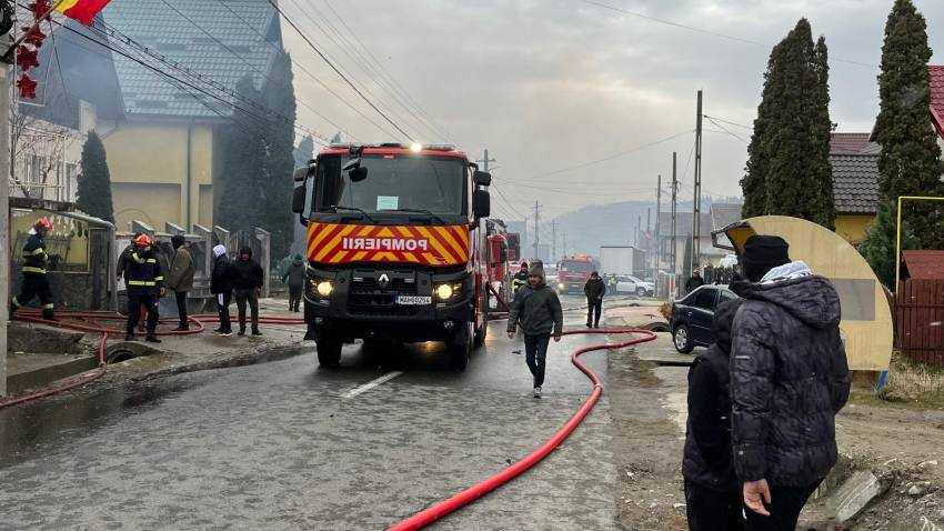 Incendiu puternic în comuna Lerești! Mai multe locuințe afectate! 5 WhatsApp Image 2024 12 25 at 14.05.52 3 - Incendiu puternic în comuna Lerești! Mai multe locuințe afectate!