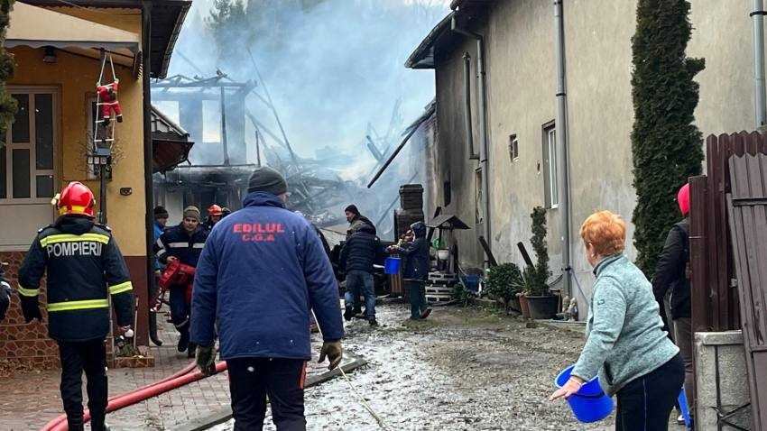 WhatsApp Image 2024 12 25 at 14.05.53 - Incendiu puternic în comuna Lerești! Mai multe locuințe afectate!