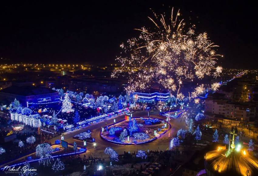 revelion. mioveni foc artificii Sursă foto:FB Primăria Orașului Mioveni (Foto credit: Mihail Oprescu)