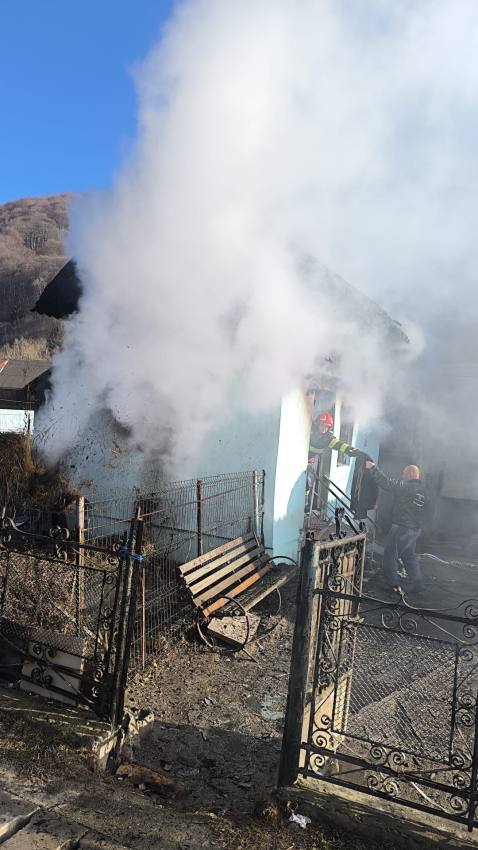 Incendiu în Rucăr! O anexă a luat foc 1 62e4c003 1323 4e56 80a7 106b4e126803 - Incendiu în Rucăr! O anexă a luat foc