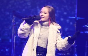 (VIDEO) După ce a cucerit TikTok-ul, Antonia Grigore a cântat de Revelion în Piața Primăriei din Pitești 1 b2eec80e c5cb 4b1f 9ff7 84780519bb05 - (VIDEO) După ce a cucerit TikTok-ul, Antonia Grigore a cântat de Revelion în Piața Primăriei din Pitești