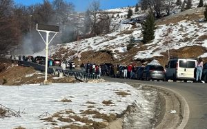 Momente de panică pe Transalpina! O mașină a luat foc în mers 29 transalpina incendiu masina 1 - Momente de panică pe Transalpina! O mașină a luat foc în mers