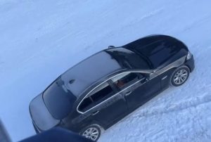 7703865d 0445 4a90 8b44 ae60da20749f - (Video) Cu BMW-ul pe pârtie. Polițiștii fac cercetări pentru identificarea şoferului